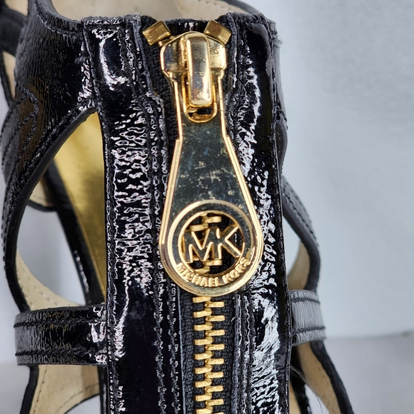 MICHAEL KORS Black Patent Cage Zipper. - Picture 7 of 10